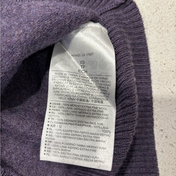 Banana Republic Extra Fine Merino Wool V-Neck Sweater - Picture 3 of 10